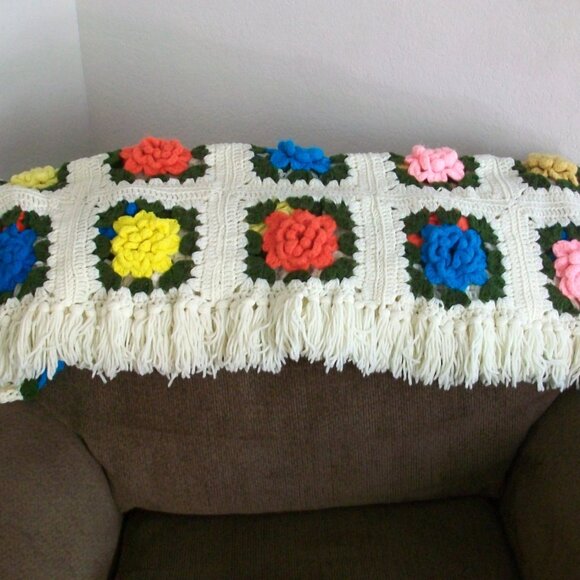 Vintage 70's Hand Crochet 3D Flowers Granny Square Fringed Afghan 42" x 72" - Picture 3 of 8